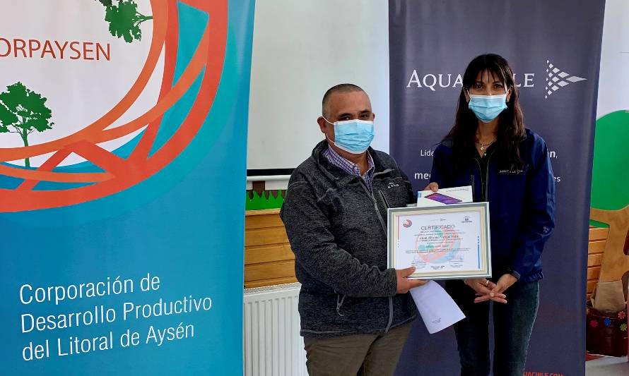 AquaChile realiza capacitación en Alfabetización Digital en Puerto Chacabuco