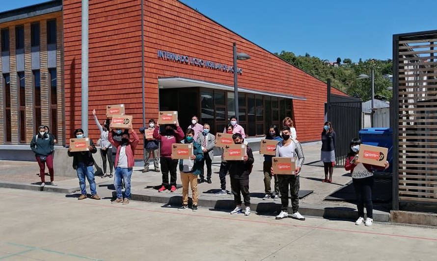 Campaña “Comprometidos con el sur” dona más de 100 computadores a estudiantes de liceos técnicos acuícolas