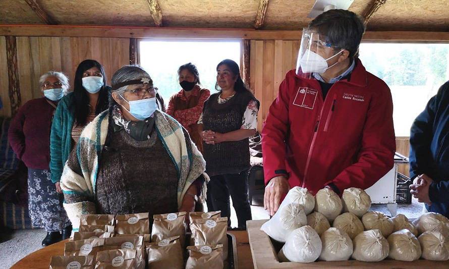 Pequeños agricultores de Quellón firman convenio para proveer de alimento a empresas salmoneras