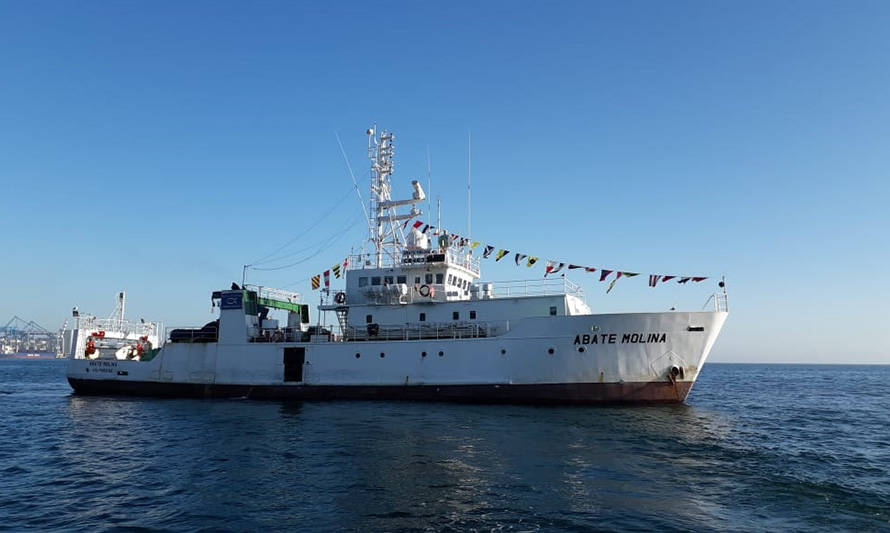 Abate Molina inicia el 2021 con crucero que estudiará la anchoveta y sardina común