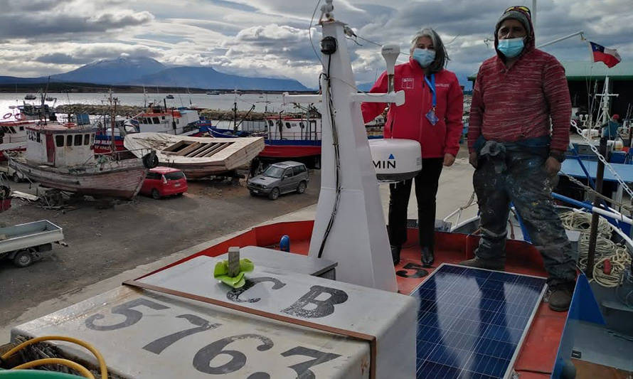 Magallanes: pescadores artesanales reciben paneles solares para reforzar seguridad de navegación