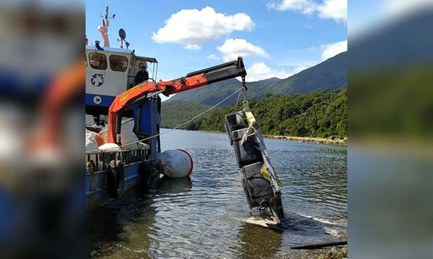 Aysén: salmoneros realizan limpieza del seno Elisa