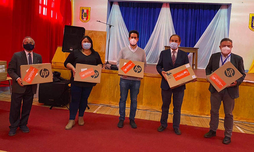 Salmoneros entregaron computadores a escolares de Calbuco