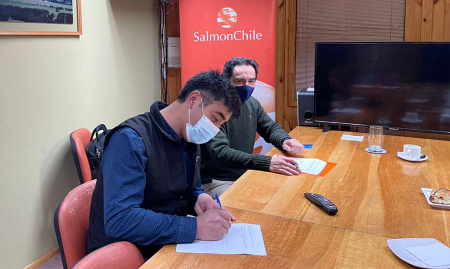 SalmonChile y Acuiprov firman convenio de colaboración para fortalecer el desarrollo económico de Aysén