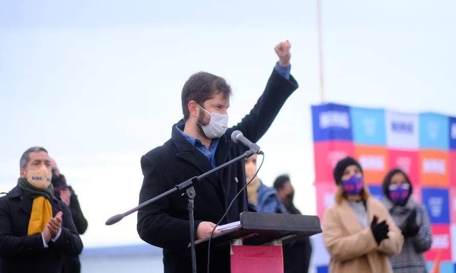 Gabriel Boric plantea derogar Ley de Pesca y evaluar impacto ambiental de la salmonicultura en programa de gobierno