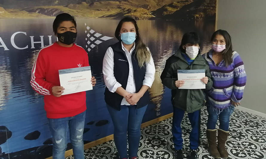 Magallanes: AquaChile entregó becas a estudiantes de comunidades kawésqar