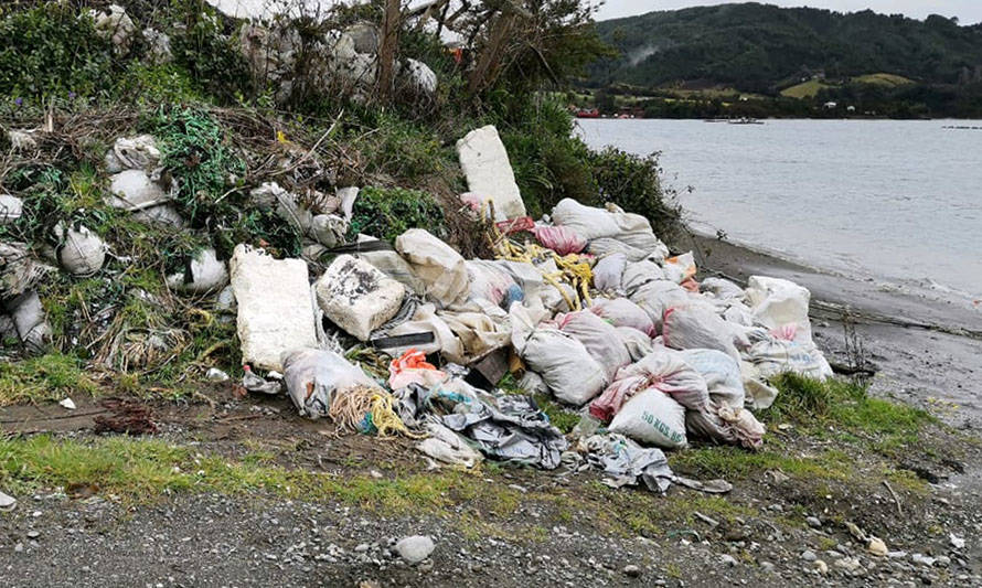 Chiloé: denuncian en Chonchi contaminación de playas con desechos acuícolas