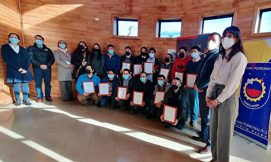 Trabajadores técnicos de Aysén se certifican en Electromecánica gracias a iniciativa de AquaChile