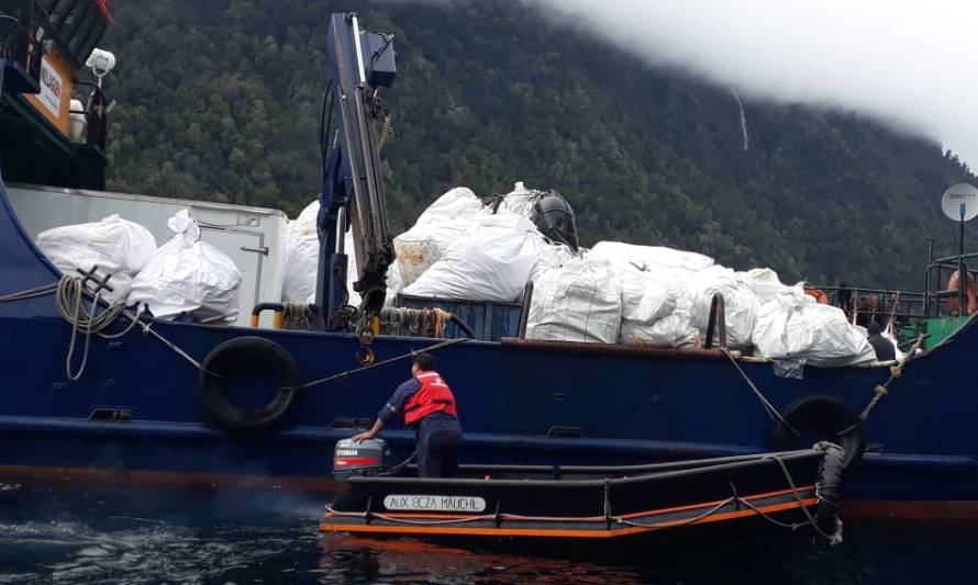 Limpieza de playas busca recolectar casi 53 toneladas de residuos en Fiordos Reñihue y Comau
