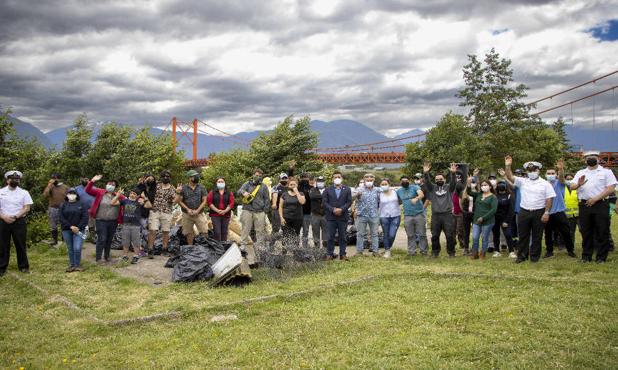 SalmonChile junto a empresas socias participaron de limpieza del Río Aysén