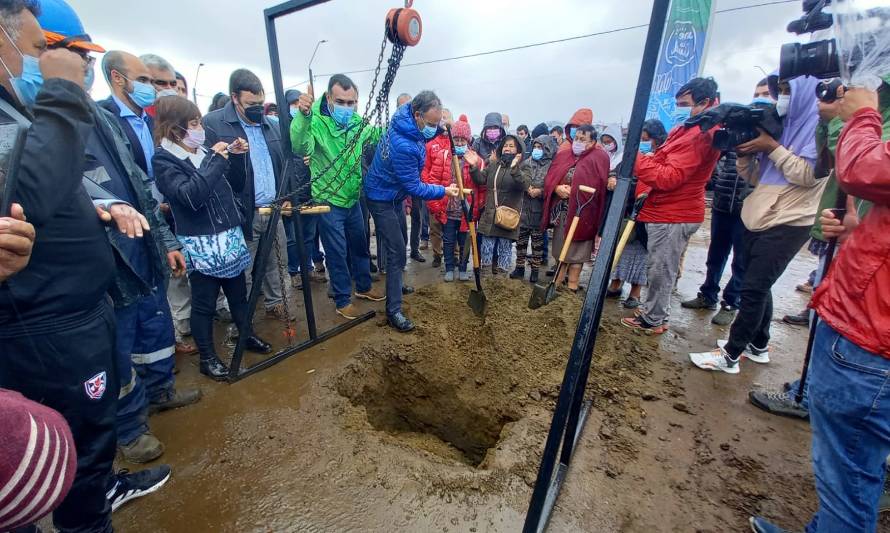 Reconstrucción de Castro: Minvu, autoridades locales y regionales, empresas salmonicultoras y Desafío Levantemos Chile instalan primera piedra