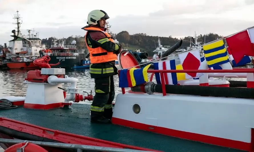 Bomberos cuentan con la primera lancha para combatir incendios en el mar