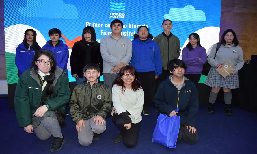 Fiordo Austral premia a quince estudiantes de la región en la primera versión del Concurso Literario “Microcuentos del Sur”